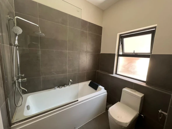 3 Bedroom Flat & Apartment