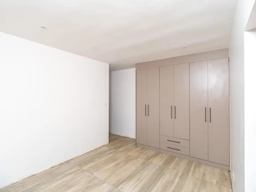 2 Bedroom Flat & Apartment
