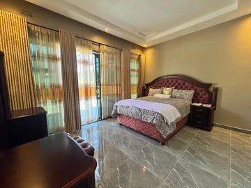 6 Bedroom House