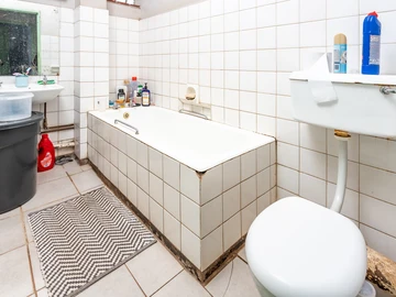 2 Bedroom Flat & Apartment