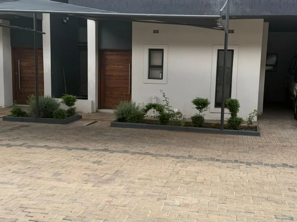 4 Bedroom Flat & Apartment