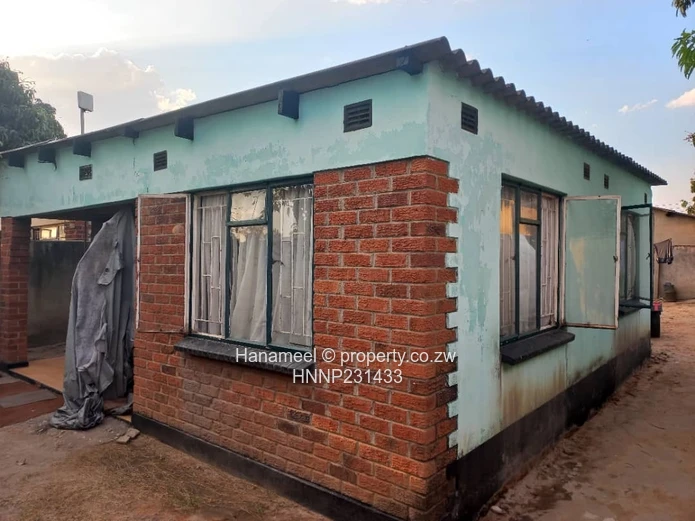 Glen Norah A 4-Bed Home with title deed  measuring 212sqm,— Walled Yard, Fireplace