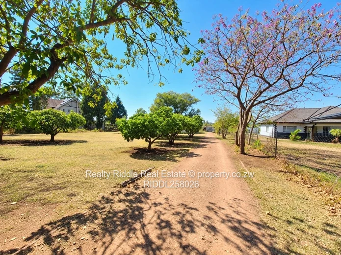 10 000sqm along Greendale Ave for sale