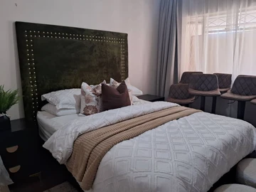 2 Bedroom Flat & Apartment