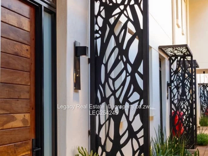 Stylish 3-Bed Garden Flat with Private Patio in Vainona