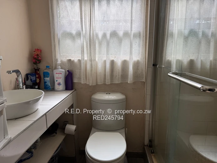 Family Home In The Heart of Burnside!