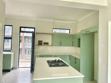 2 Bedroom Flat & Apartment