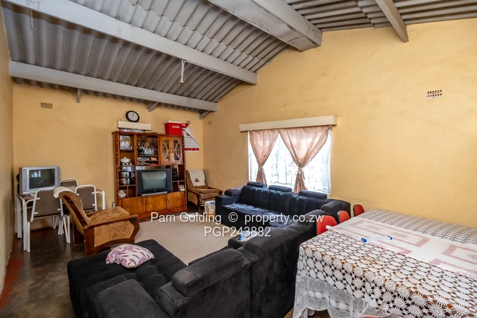 Family Home with Cottage (Sole Mandate)