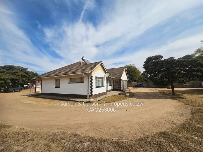 4 bedroomed house for sale in Queensdale
