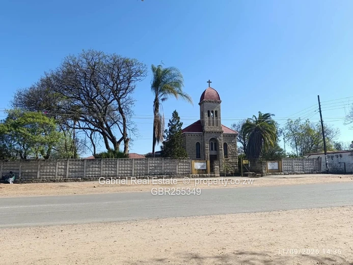 Prime Masvingo CBD Office/flat currently being used as a Driving school, Car wash and restaurant.