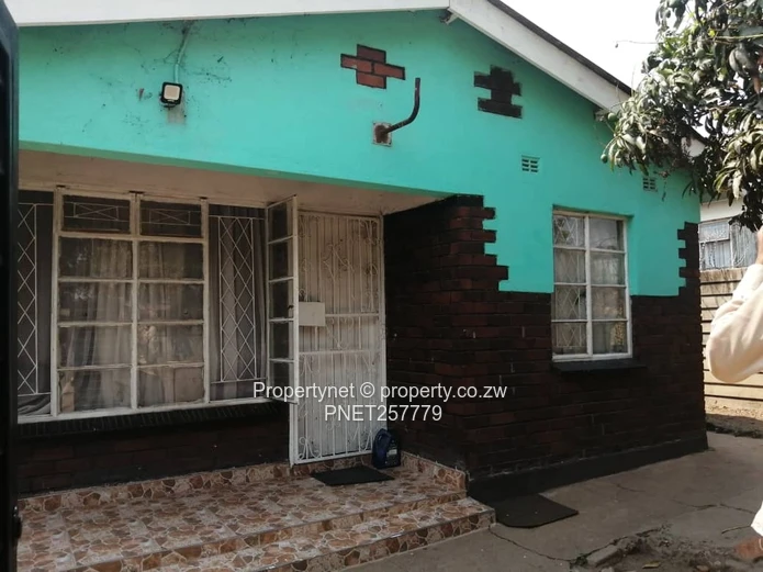 4-Bed Home in Glen View 3 with Title Deeds, Borehole & Secure Gate (Sole Mandate)