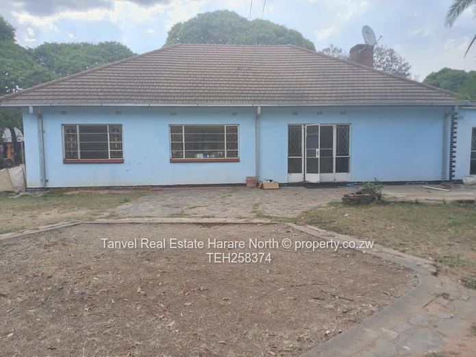 Hatfield house for Sale with 3 beds,mes,2 lounges, dining, scullery, Kitchen on 4800sqms.