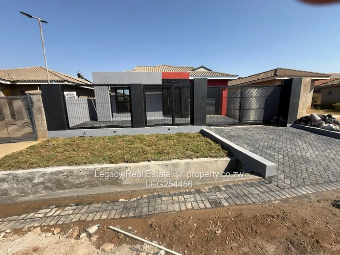 Tynwald 3-Bed: Tiled Living, Fitted Kitchen & Walk-in Closet (Sole Mandate)