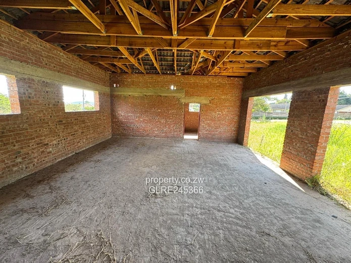 Unfinished 5-Bed 700 m² Home on 1 Acre in Bluff Hill