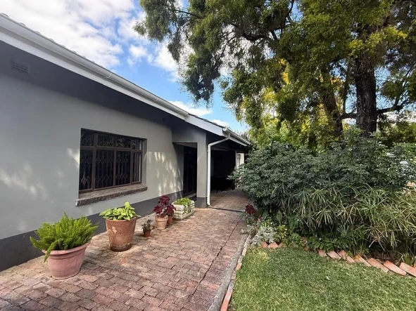 2 Bedroom Flat & Apartment