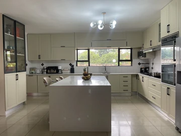 6 Bedroom House