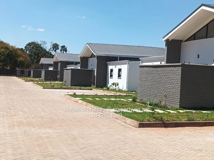 Spacious 2-Bed Marlborough Flat - Patio & Borehole
