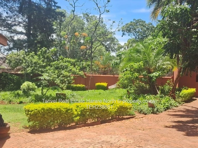 On offer for immediate occupation is this 2 bedrooms Apartment with own entrance and private space i