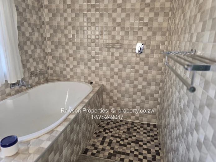 Windsor Park: 5-Bed Brick Home on 2000 m² — Island Kitchen