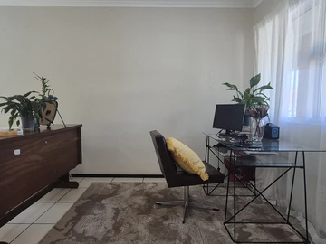 2 Bedroom Flat & Apartment