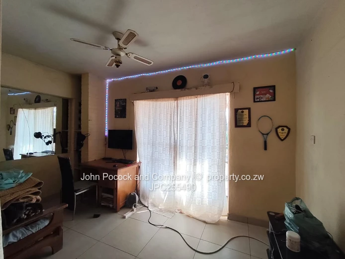 Malindela 5 Bedroom Home – Renovators Dream