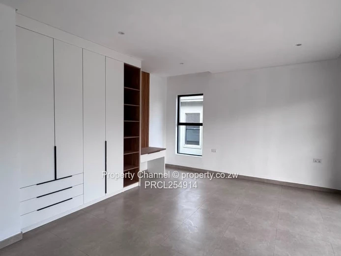 Modern 4-Bed Apartment in Marlborough