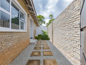 2 Bedroom Flat & Apartment