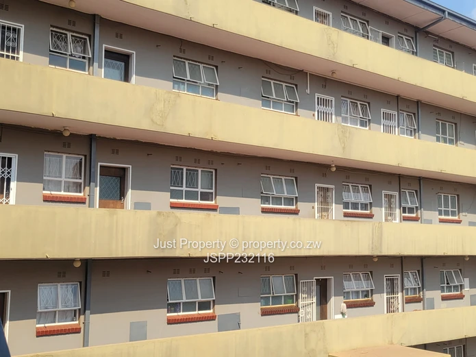 Classic Avenues 1 1/2 Bed with Large Windows & 24hr Security