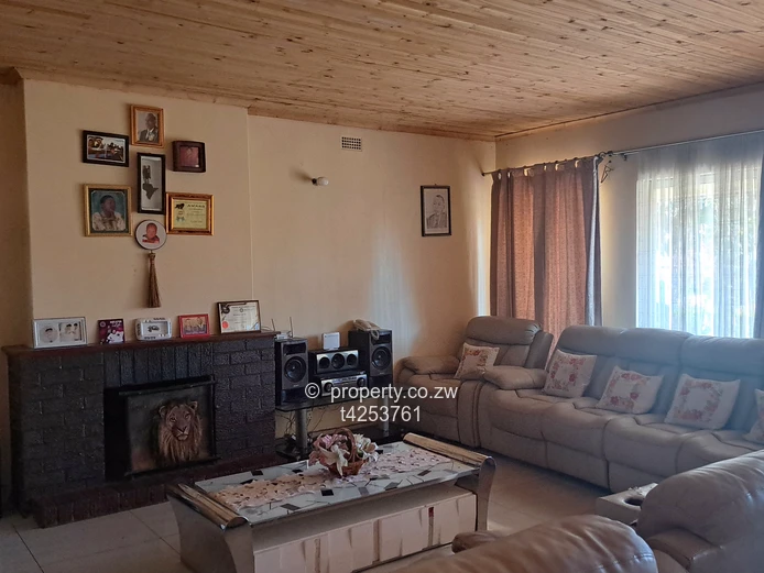 Cotswold hills neat 4 bedroomed house to Rent 