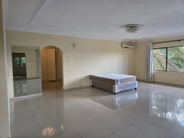 6 Bedroom House