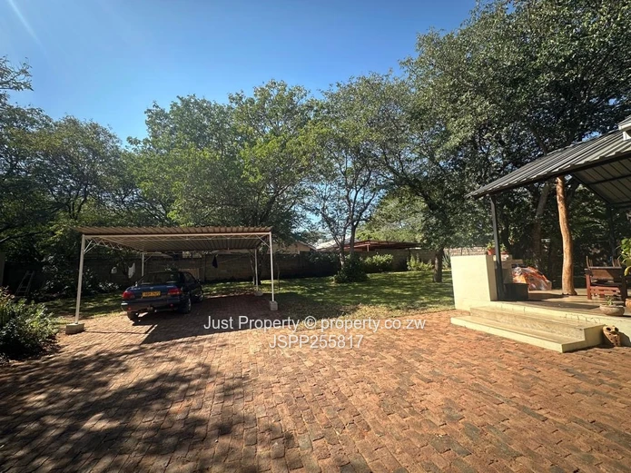 Spacious 5-Bed Victoria Falls Home with Cottage & Garden