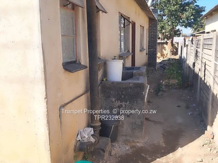 Walled 5-Bed Home with Verandah in Sunningdale