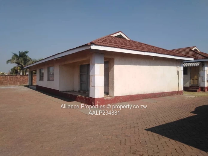 Tynwald 2-Bed house — Secure Gated Veranda & Paved Yard (Sole Mandate)