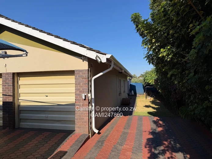 Sunny Fully-Furnished 3-Bed Cottage w/Garage & Borehole