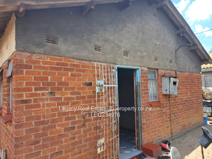 Budiriro 4 – 6-Bedroom Fixer-Upper for Sale
