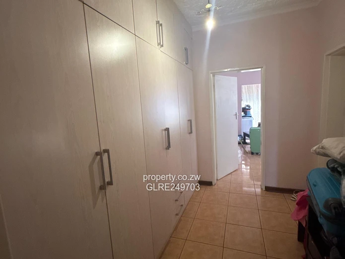 Luxurious 7-Bed Helensvale Home - 8 Baths & Borehole