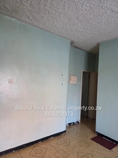 Mufakose 2-Bed Apartment - Tiled Floors & Fitted Kitchen (Sole Mandate)