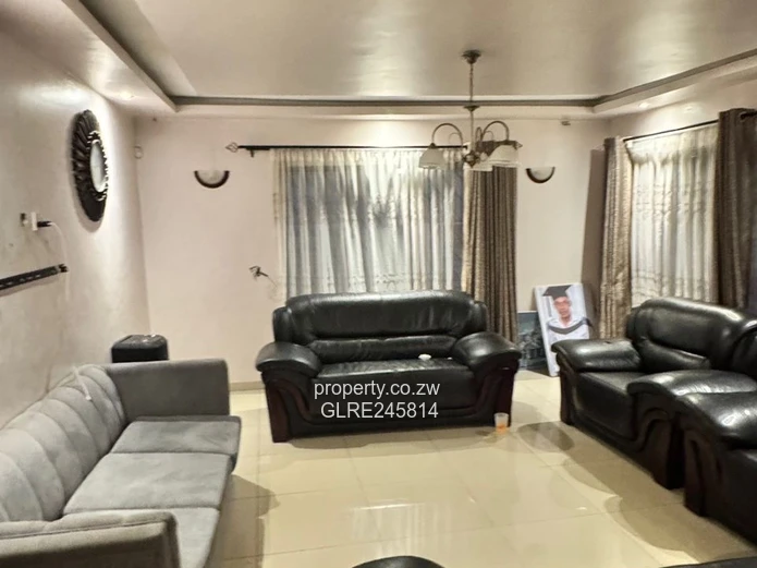 Stylish 4-Bed in Madokero - Borehole & Island Kitchen