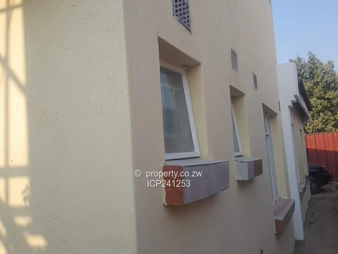 Neat morden house for sale in Manyame Park, Chitungwiza ($32000) (Sole Mandate)