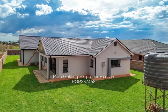 Modern 4 Bedroom home with a prolific borehole