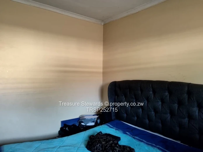 3-Bed Flat in Waterfalls — Walled Yard, Fitted Kitchen & Solar