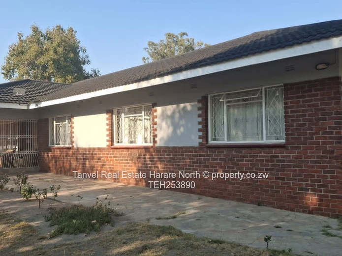 Hatfield full house.700usd. , 3 beds. Fitted wardrobes fitted kitchen 2 borehole and solar ,main ens