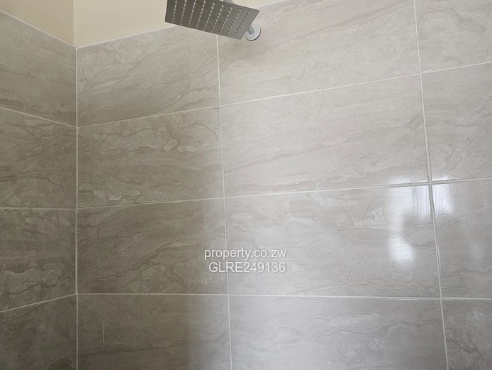 Refurbished 2-Bed Flat Ashdown Park — Tiled Bath & Wardrobe