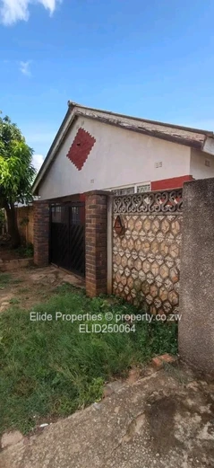 Well-kept 3-Bed Kuwadzana Home - Verandah & Walled