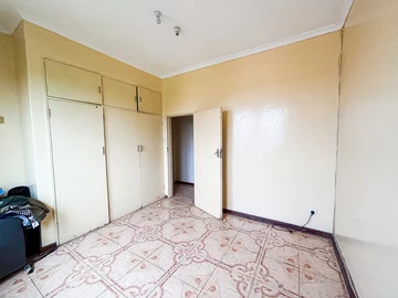 2 Bedroom Flat & Apartment