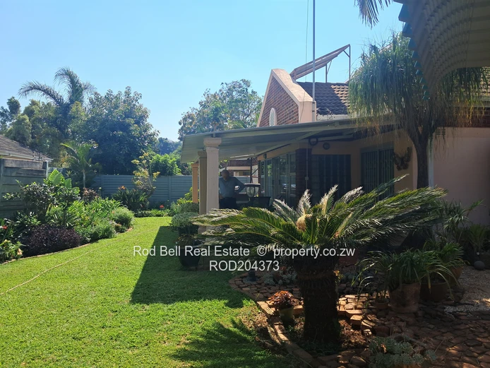 Immaculate 2 bedroom townhouse in well established complex