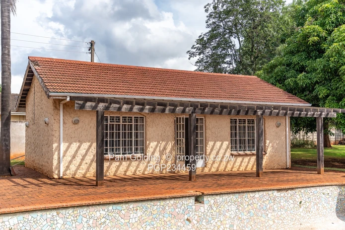 Spacious Vainona Home With A Cottage