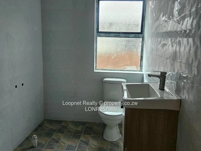Spacious 3BR Garden Flat Greendale – Open-plan Kitchen & Borehole