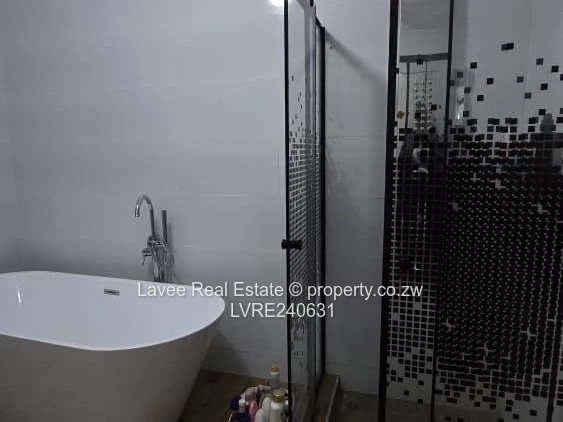 1,800m² OF UNCOMPROMISED LIVING – SOLAR, BOREHOLE & A GUEST SUITE IN THE HEIGHTS