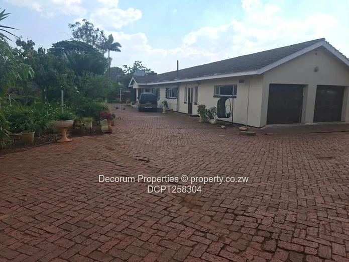 Highlands 5-Bed Home — Borehole, Garden & Fireplace